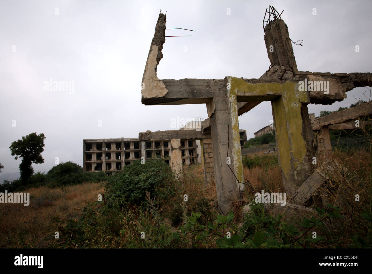 Destroyed houses and apartment block Stock Photo Alamy