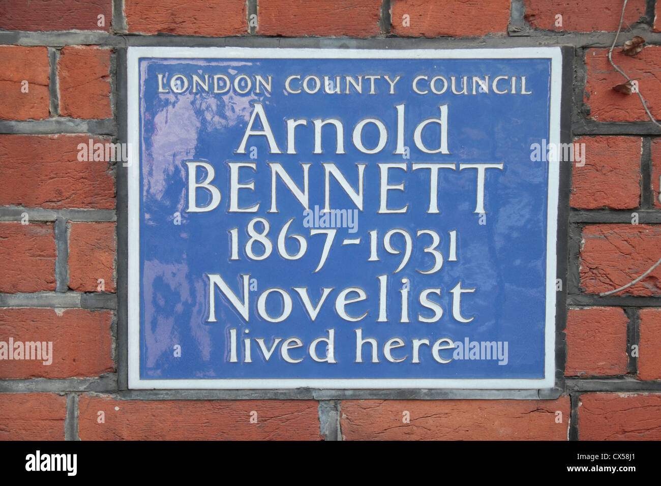 London County Council blue plaque for Arnold Bennett, 75 Cadogan Square, Chelsea, London, UK. Stock Photo