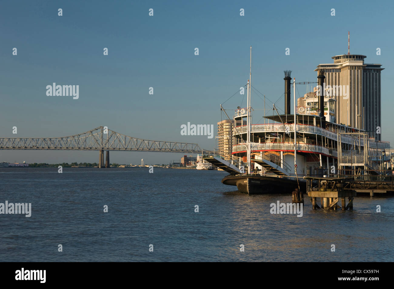 NATCHEZ STEAMBOAT PADDLE STEAMER MOORED AT MOONWALK WALDENBERG PARK WATERFRONT FRENCH QUARTER DOWNTOWN NEW ORLEANS LOUISIANA USA Stock Photo