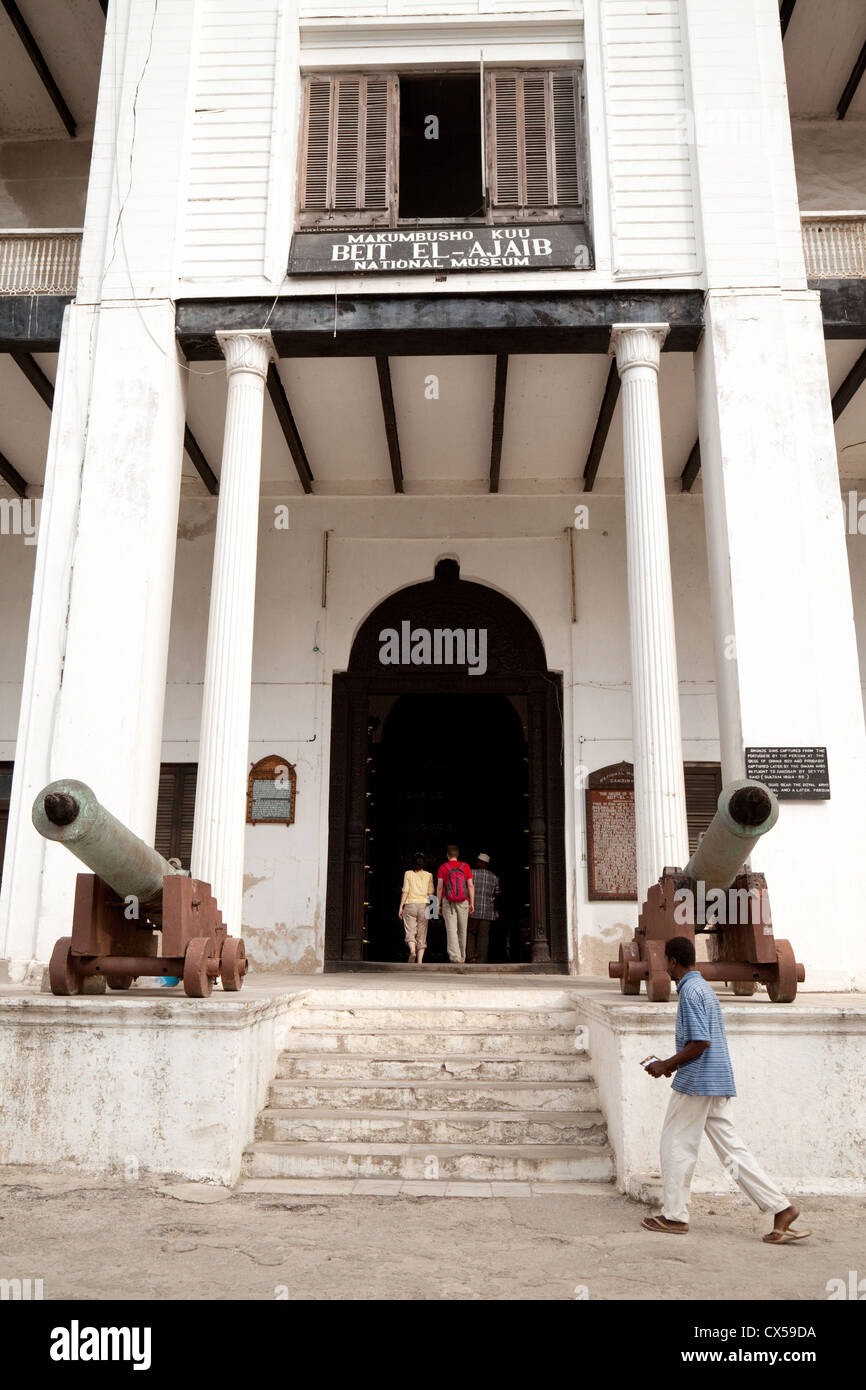 People at the entrance to the House of Wonders (Beit El-Ajaib), now the national Museum, Stone Town, Zanzibar Stock Photo