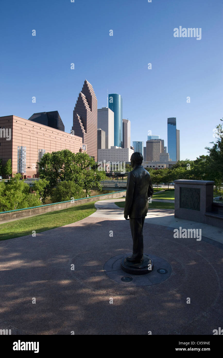 STATUE GEORGE H W BUSH MONUMENT (©CHAS FAGAN 2004) SESQUICENTENNIAL PARK DOWNTOWN SKYLINE HOUSTON TEXAS USA Stock Photo