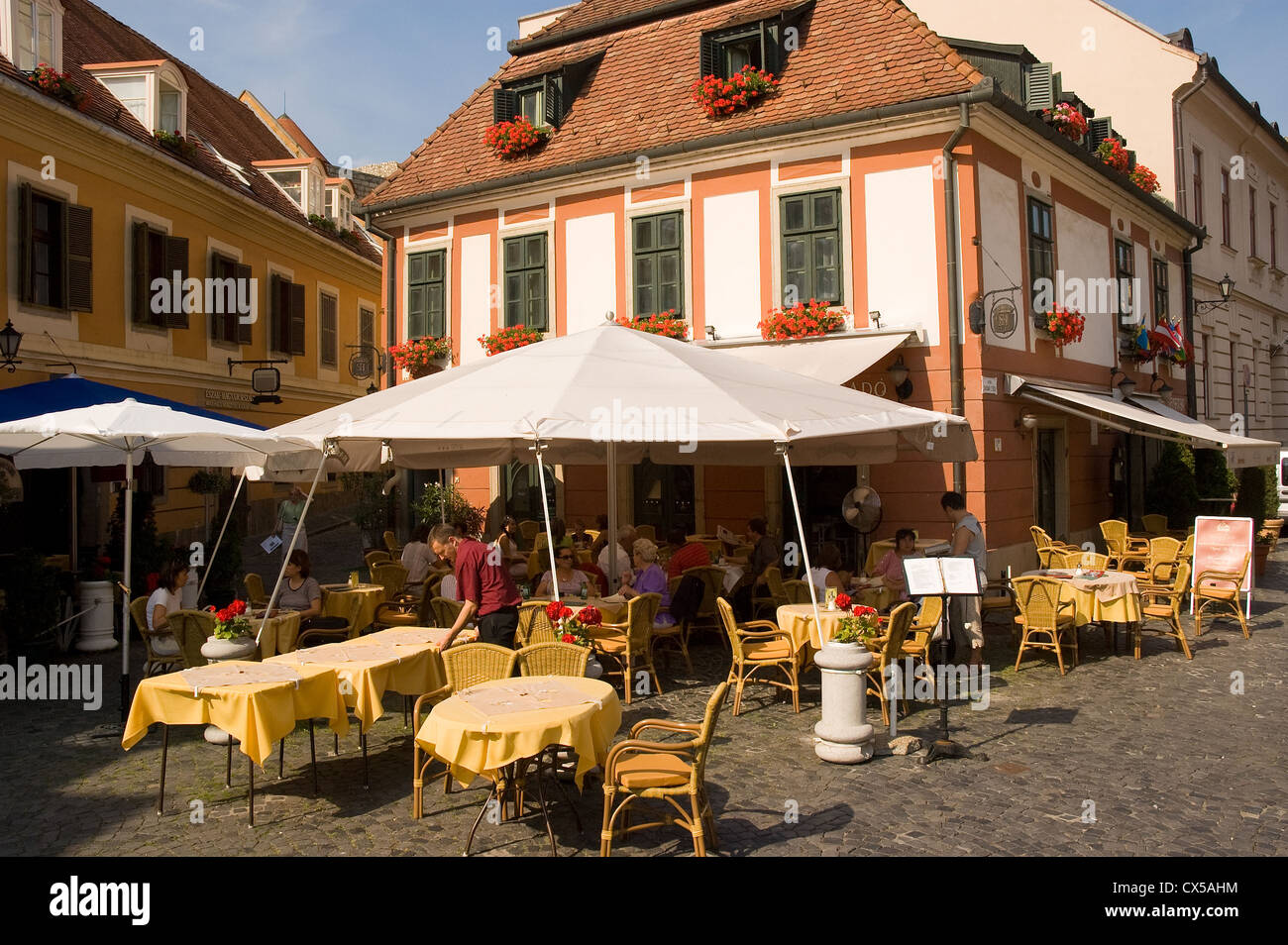 Elk190-2908 Hungary, Eger, outdoor restaurant, setting up tables on the street Stock Photo