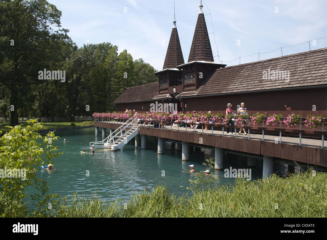Elk190-2471 Hungary, Heviz, Thermal Lake, bathhouse, spa patrons enjoying the hot water Stock Photo