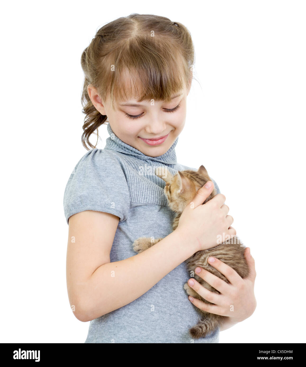 девочка с котом. девочка держит в руках. котёнок-ребёнок. животные. животные.