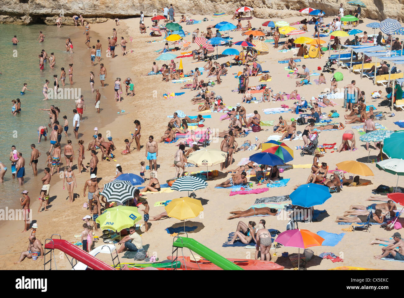 Crowded beach overhead view hi-res stock photography and images - Alamy