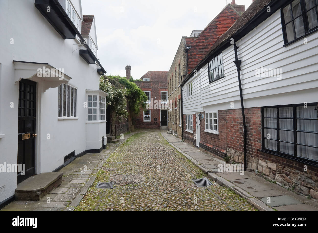 A cobbled street in Rye - showing weather boarded houses also a brick Georgian house, at the end, once lived in by Henry James. Stock Photo