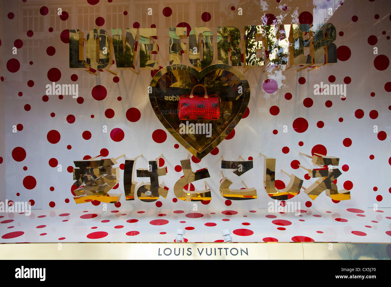 Louis Vuitton - The Louis Vuitton Yayoi Kusama windows at Selfridges London,  displaying the Yayoi Kusama Poem Love Forever. © Louis Vuitton - Stéphane  Muratet