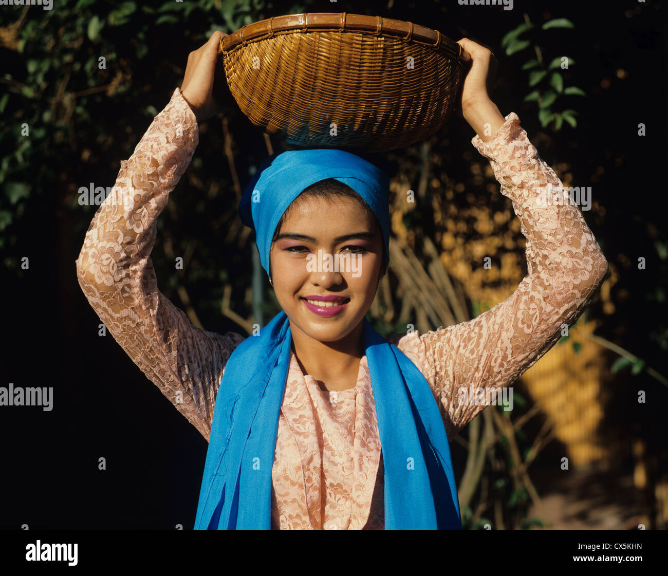 Woman with basket on her head hi-res stock photography and images - Alamy