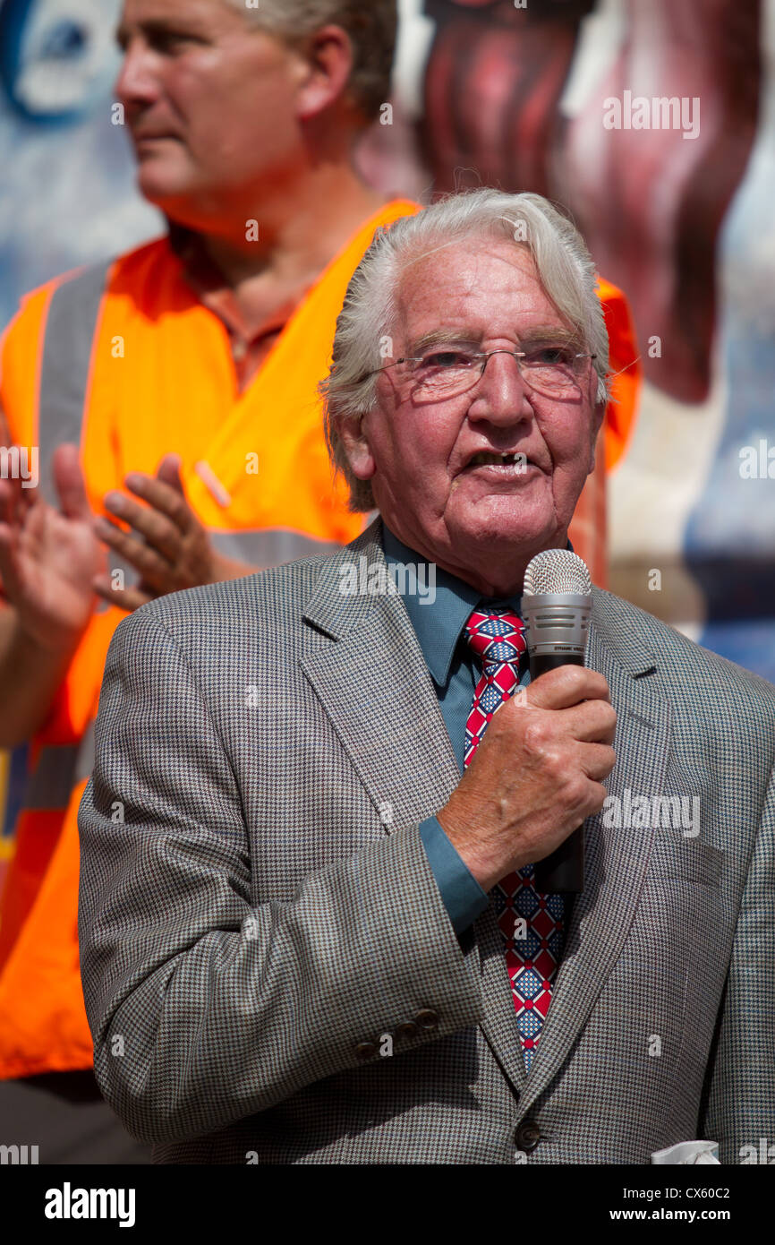 Dennis Skinner MP speaking in support of Remploy workers in Chesterfield Stock Photo