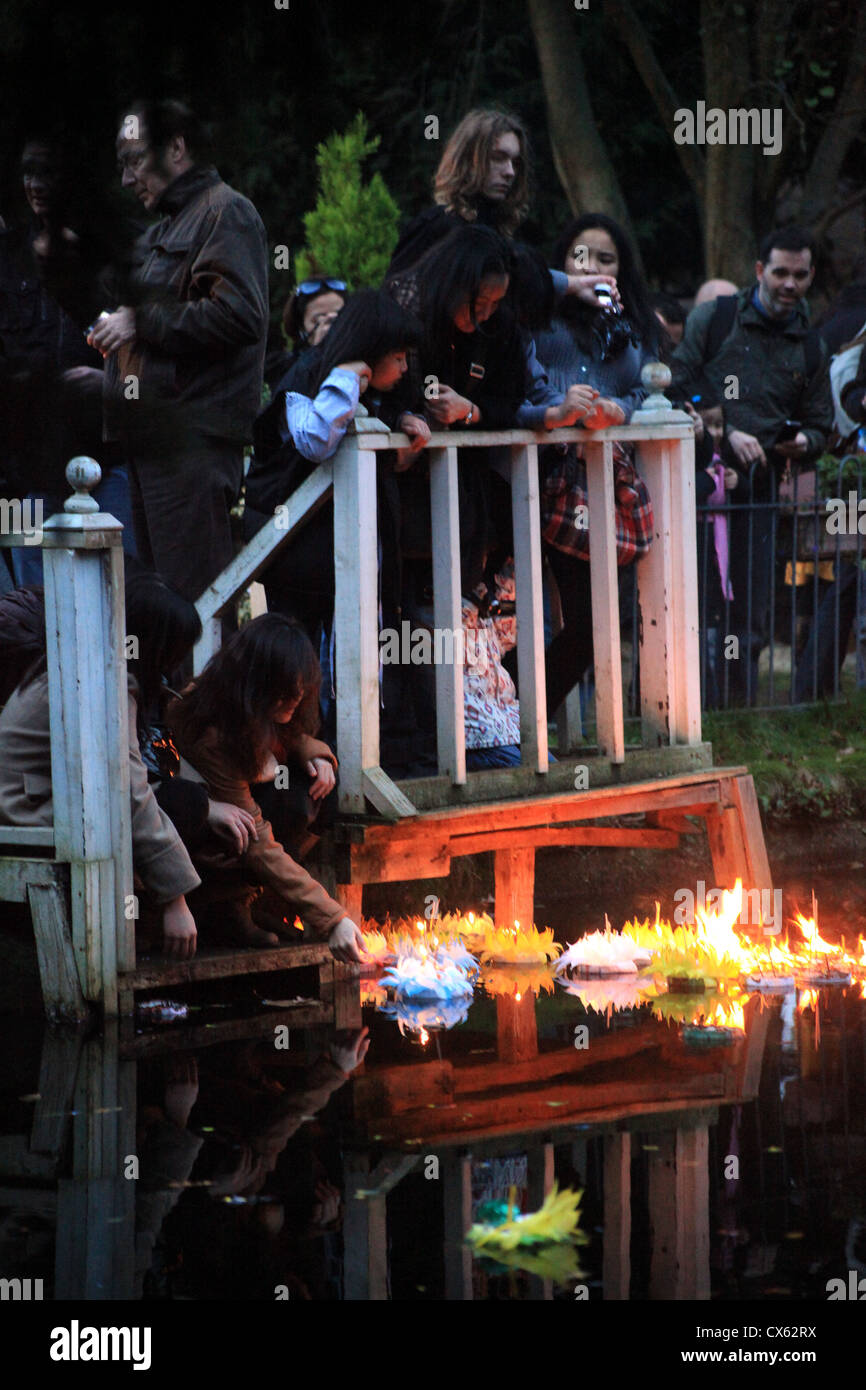 Launching krathongs at Loy Krathong Festival, Wat Buddhapadipa Temple Wimbledon, London Stock Photo