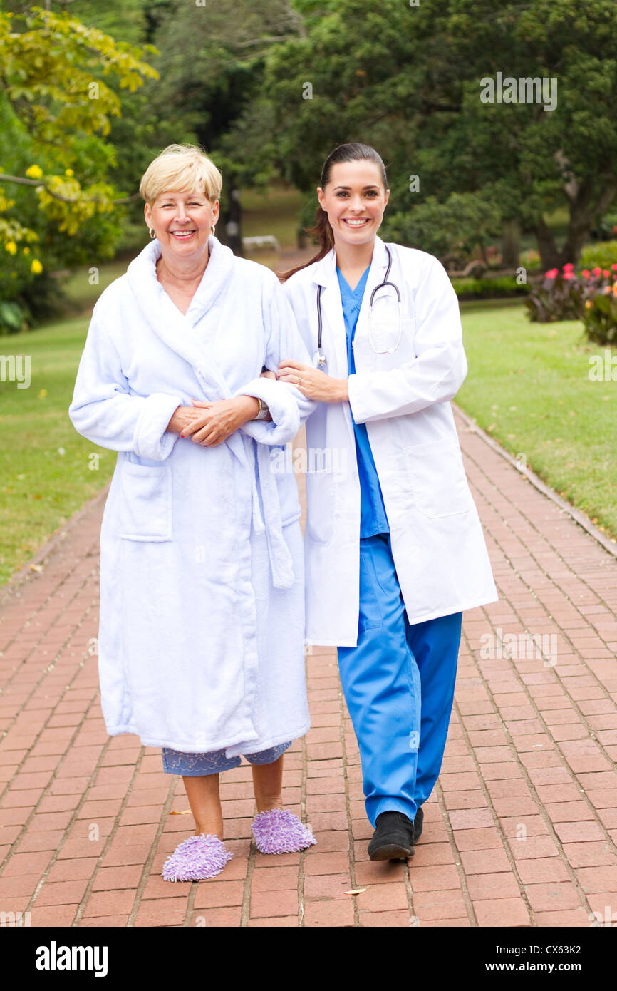 пациент на прогулке. пациент на прогулке. прогулки на свежем воздухе с пациентом. больной гуляет. прогулки на свежем воздухе.