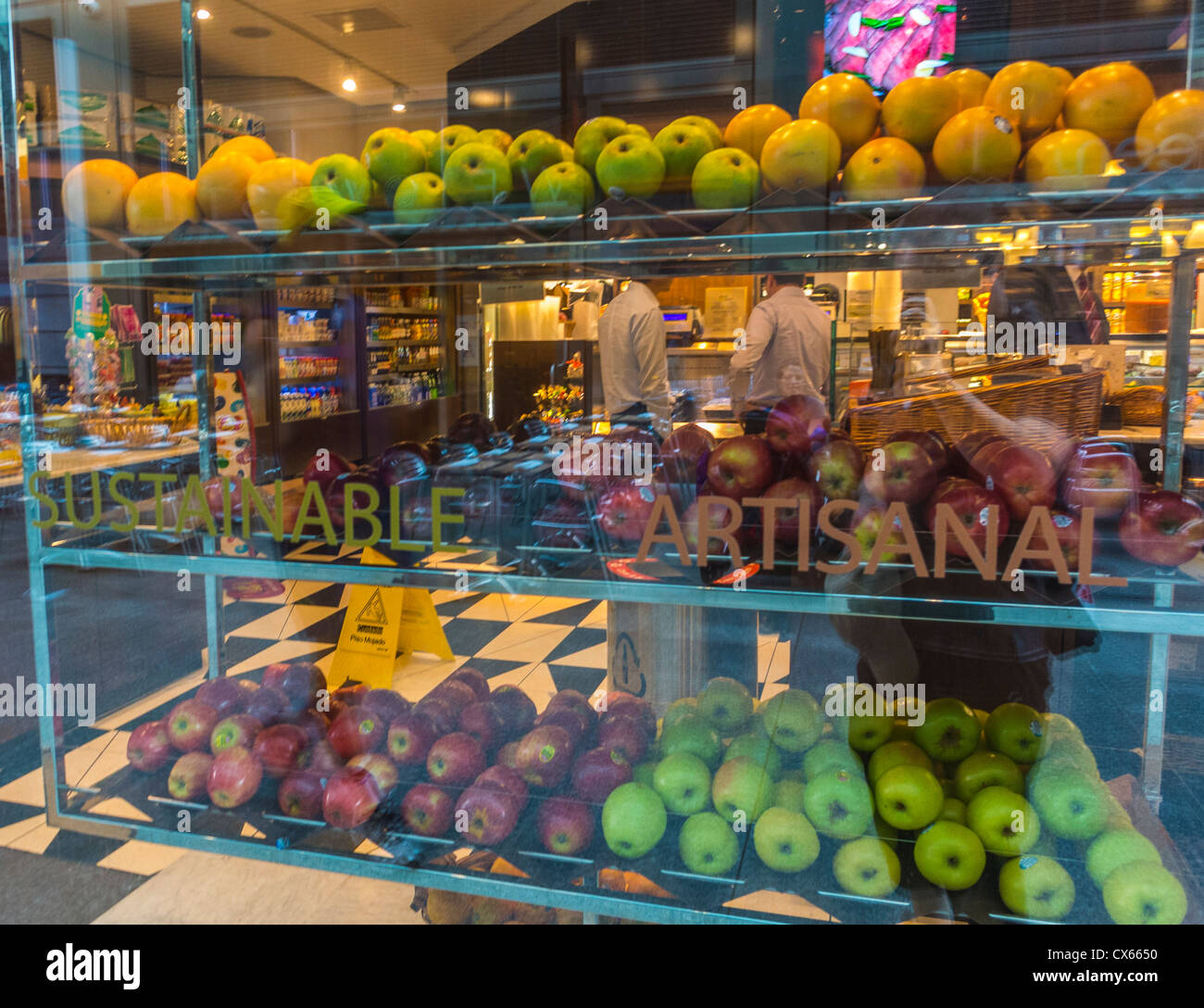 New York, NY, USA, Shop Front Window Display, Fresh Fruit, Shelves inside Stock Photo