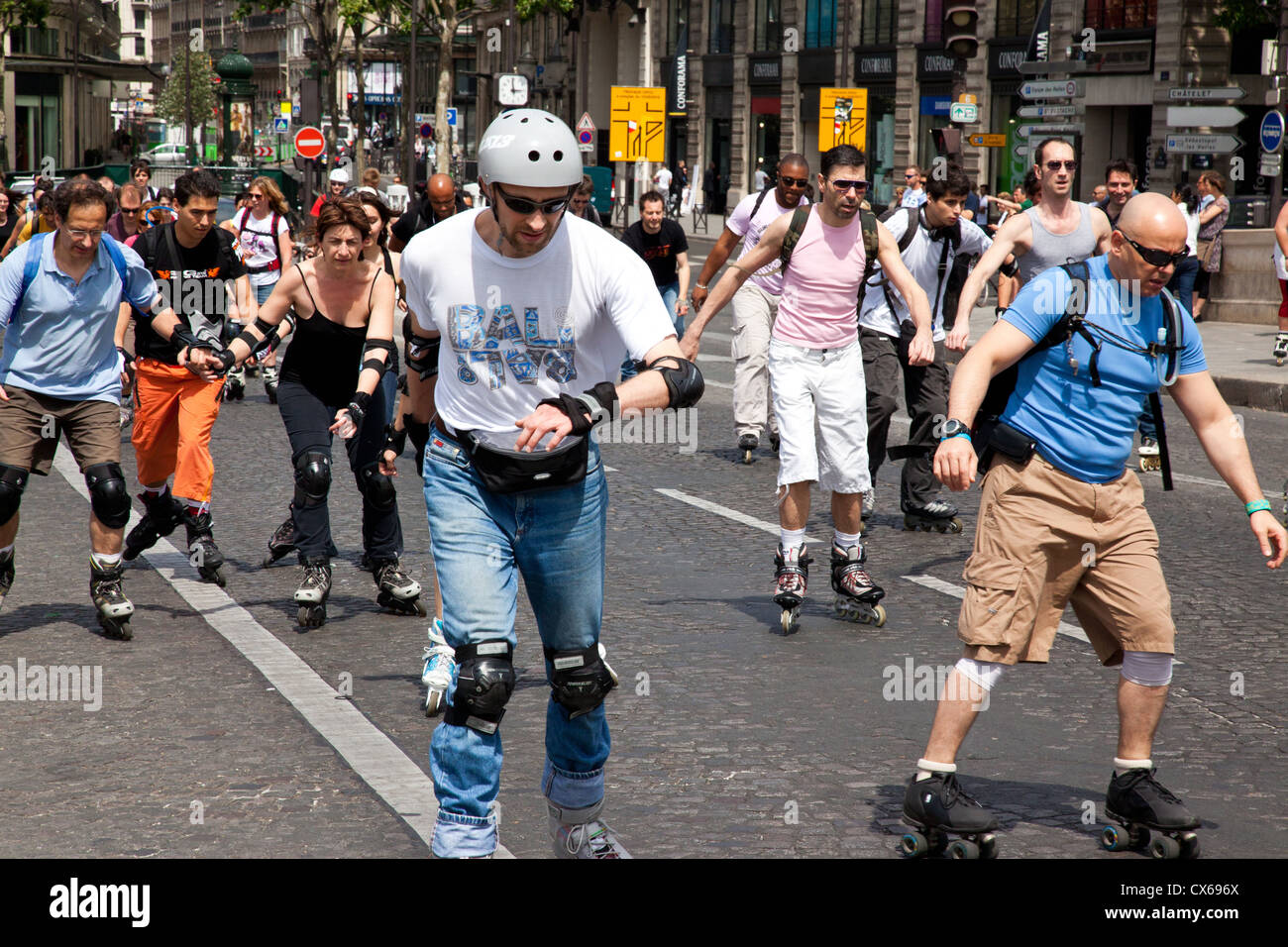 Paris roller skating hi-res stock photography and images - Alamy