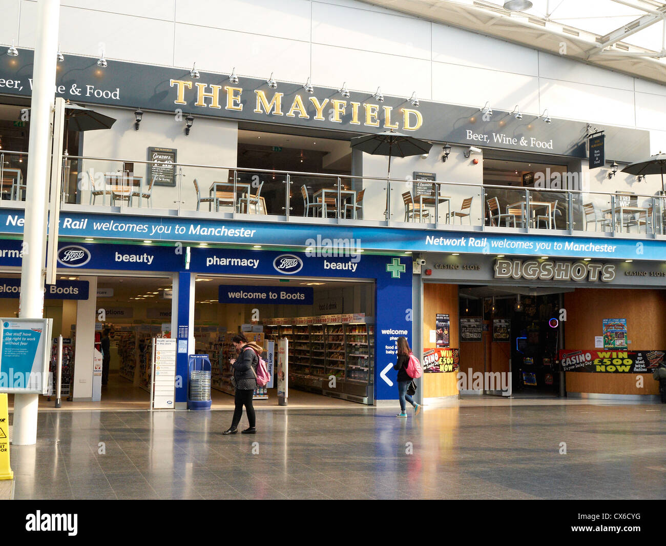 The Mayfield pub inside Piccadilly railway station Manchester UK Stock