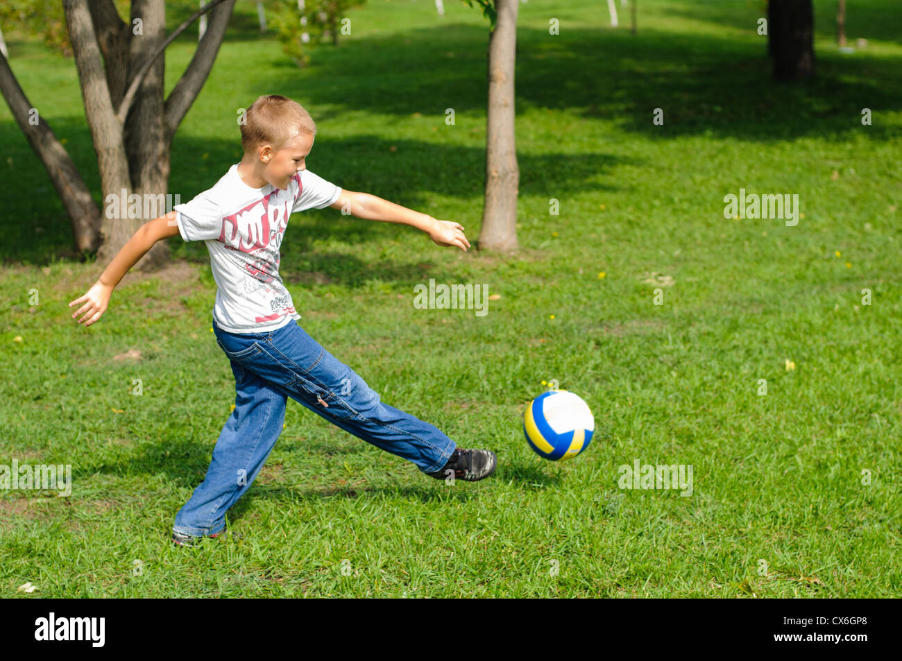 Worsmate мальчик играет с д текст. Мальчик играет в мяч. Мальчик с мячиком. Дети играют в мяч. Школьники играют в мяч.