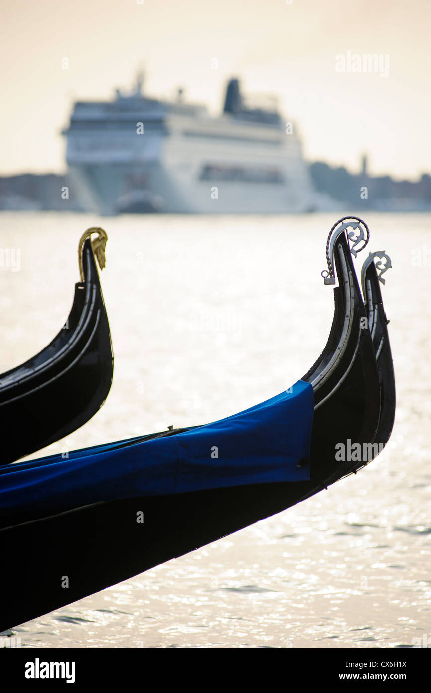 Big cruise ship venice hi-res stock photography and images - Alamy