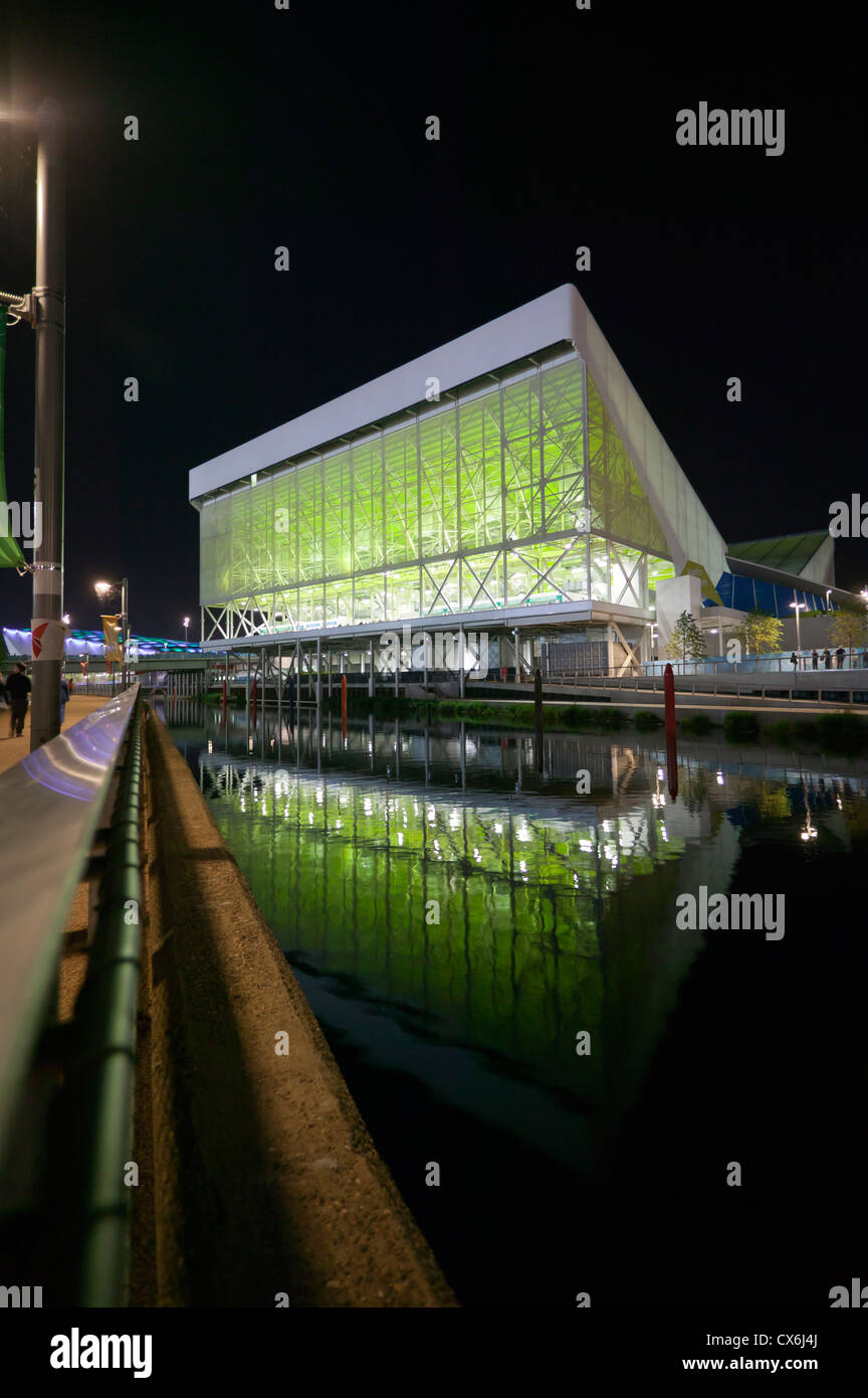 Night time image of the Aquatics Centre, reflected in the waters of the River Lea,  in the Queen Elizabeth Olympic Park Stock Photo