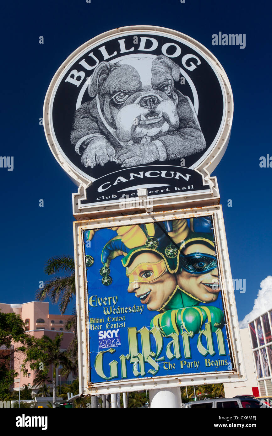 Advertisement beside Blvd. Kukulcan for the Bulldog Club Cancun Stock Photo