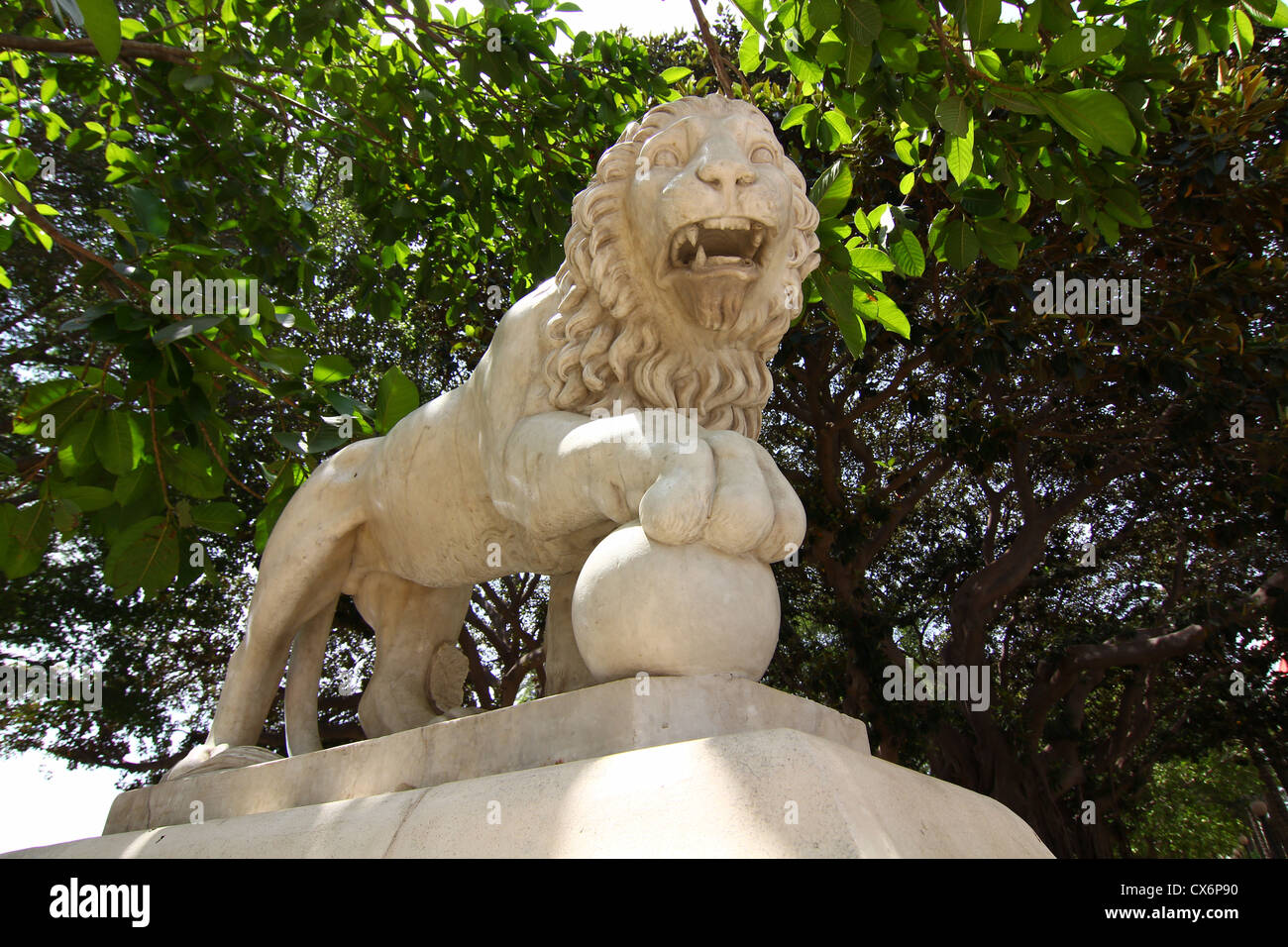 Statue of roaring lion hi-res stock photography and images - Alamy