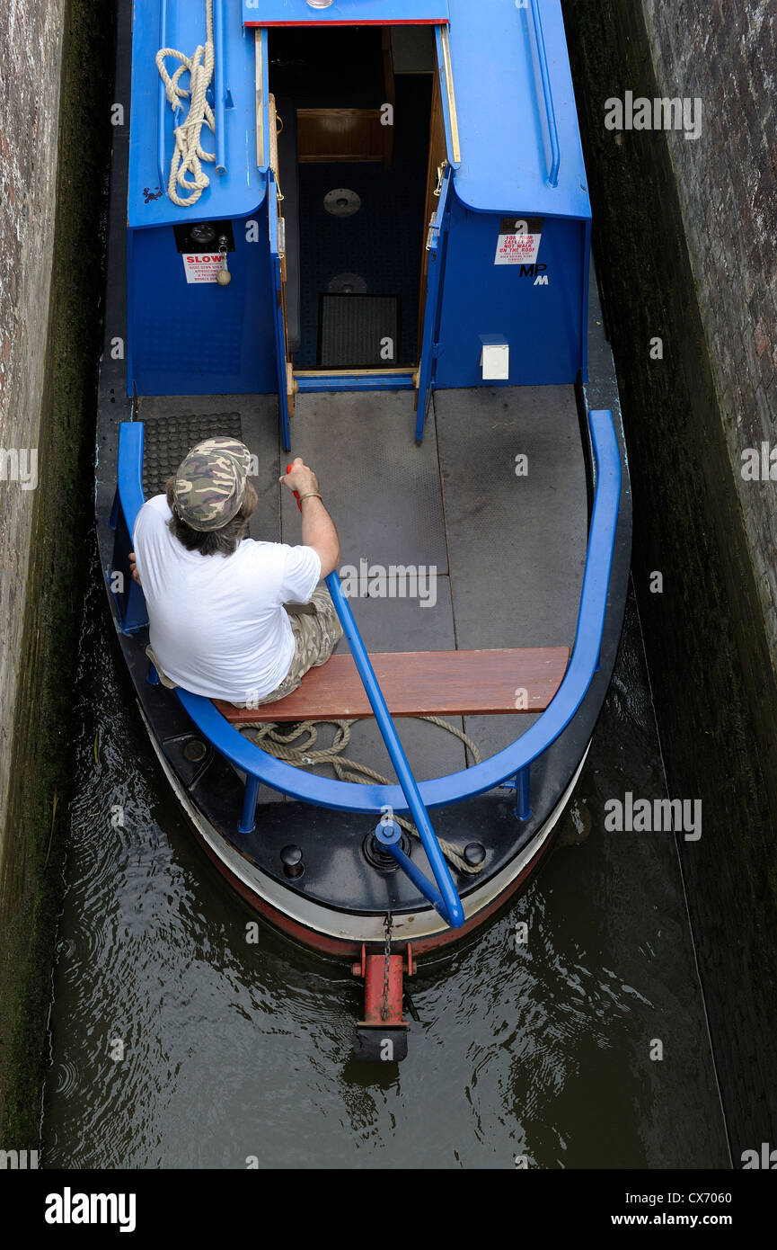 Steering a narrow boat hi-res stock photography and images - Alamy