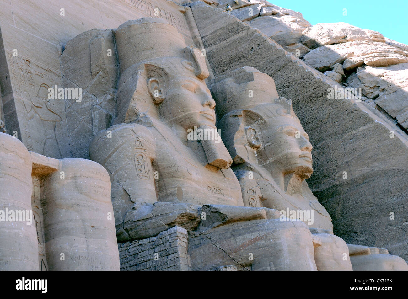 Ancient Egyptian Statues of Pharaoh and Wife Stock Photo - Alamy