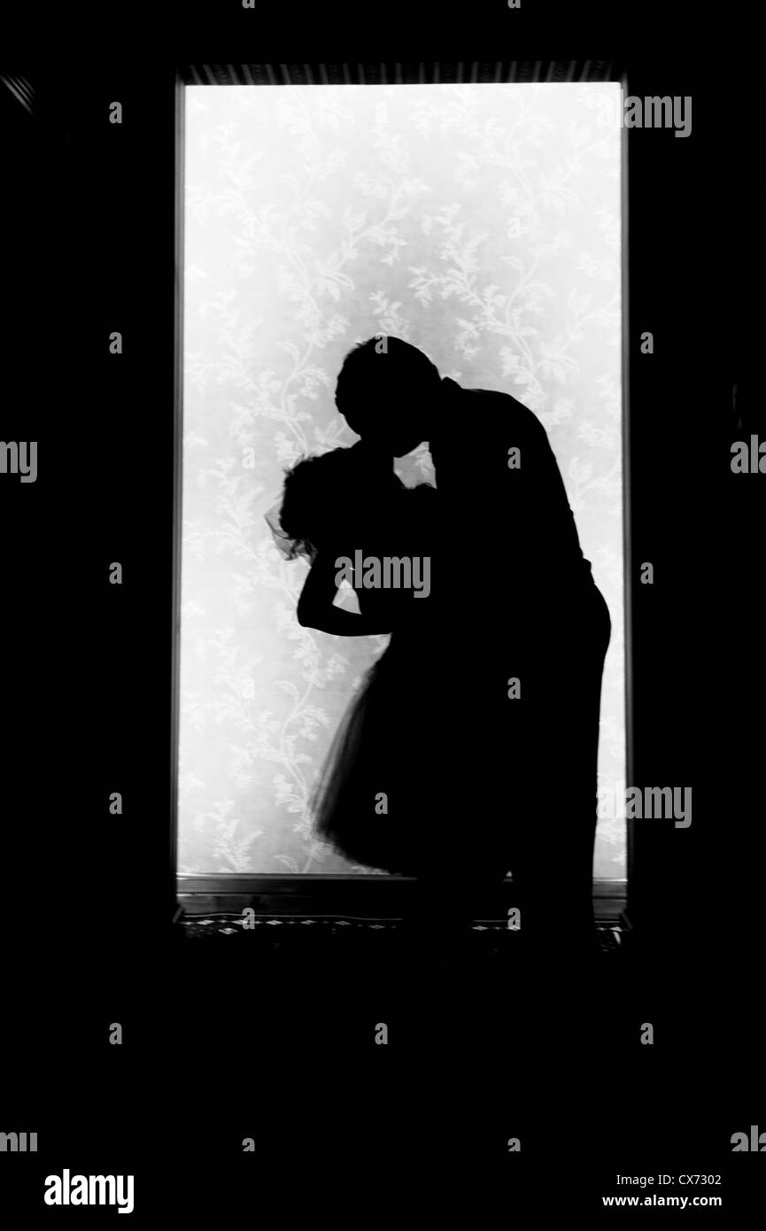 Profile couple kissing Black and White Stock Photos & Images - Alamy