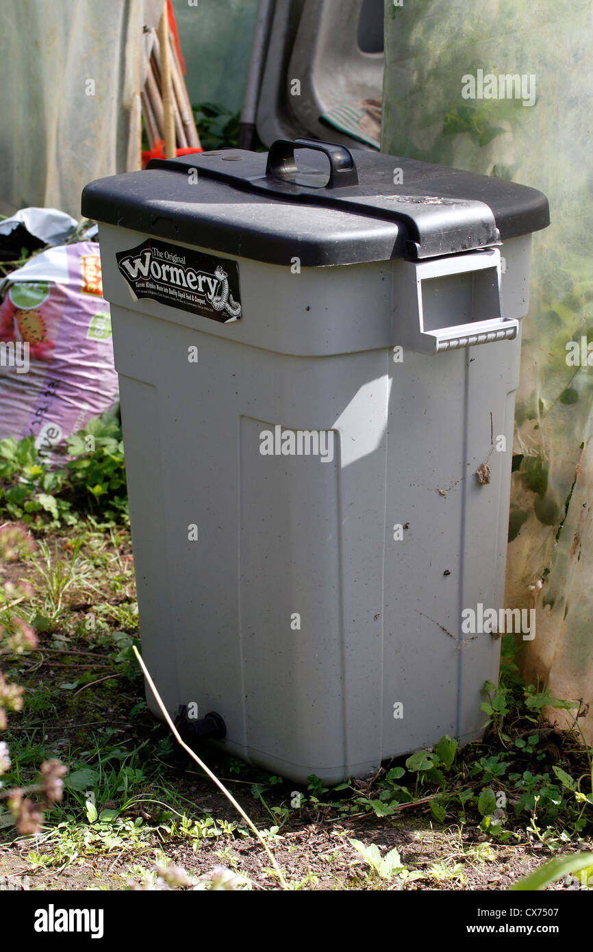 wormery Simple composter for fruit and vegetable matter thats uses ...