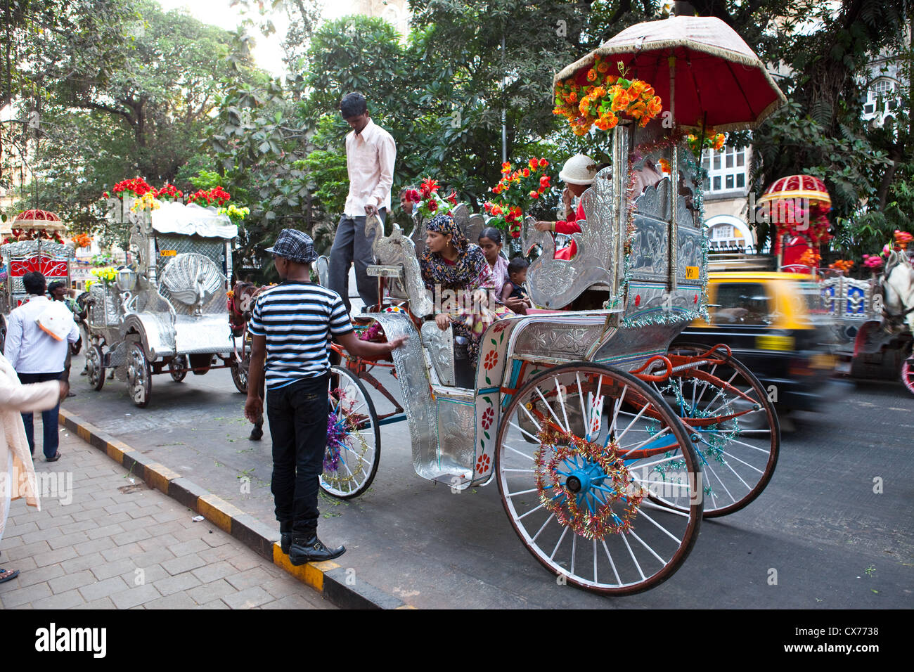 Horse and cart on the streets of Colaba in Mumbai Stock Photo Alamy