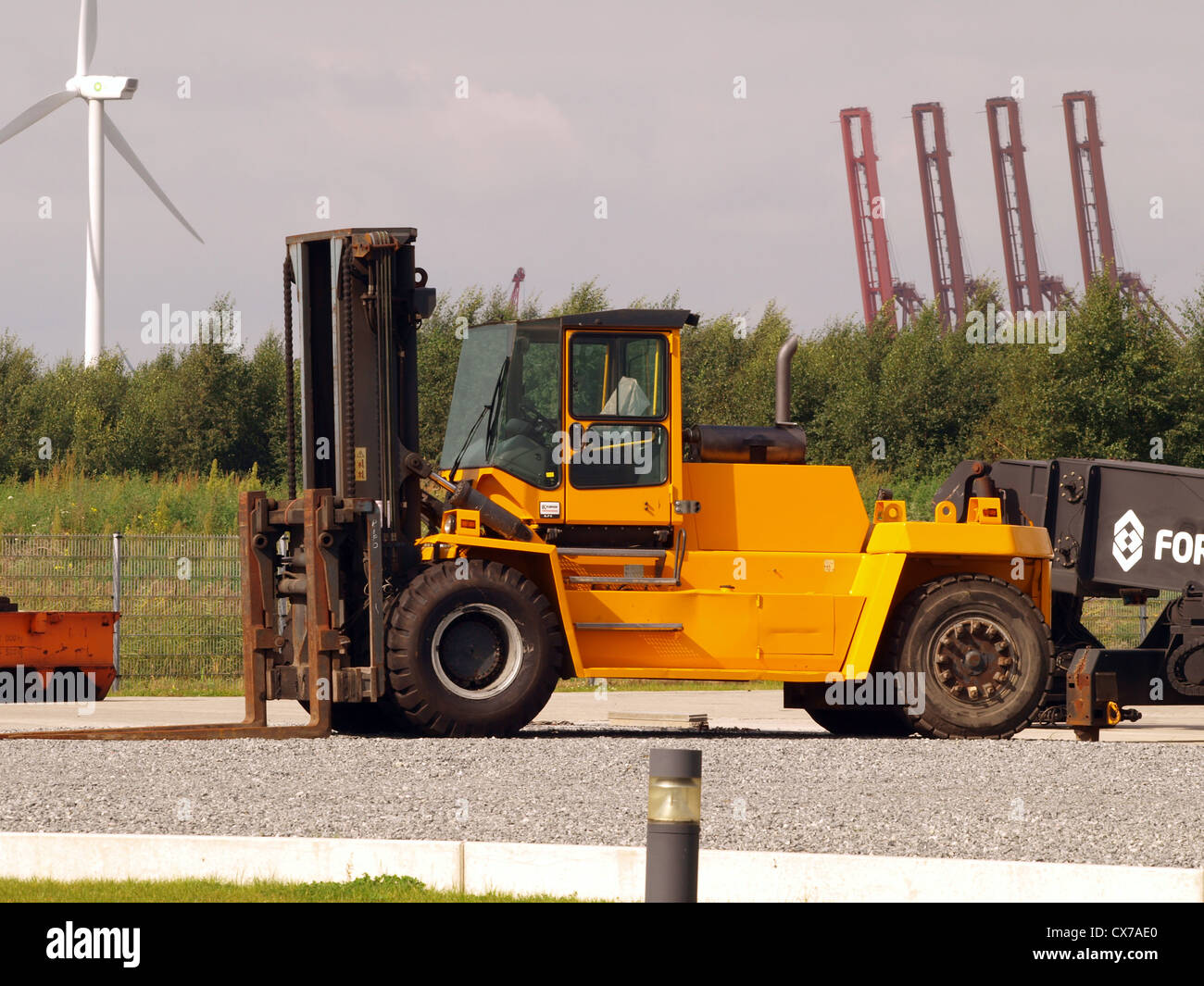 Yellow Straight mast container handler Stock Photo - Alamy