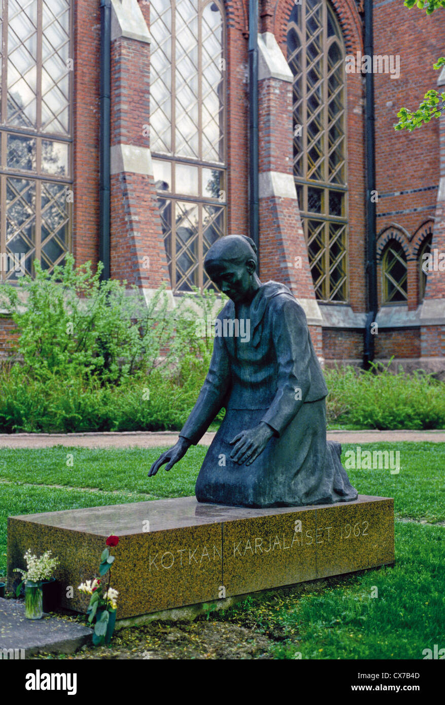 Statue of woman mourning by Jylki Sailo, 1962 - Kotka, Finland Stock Photo