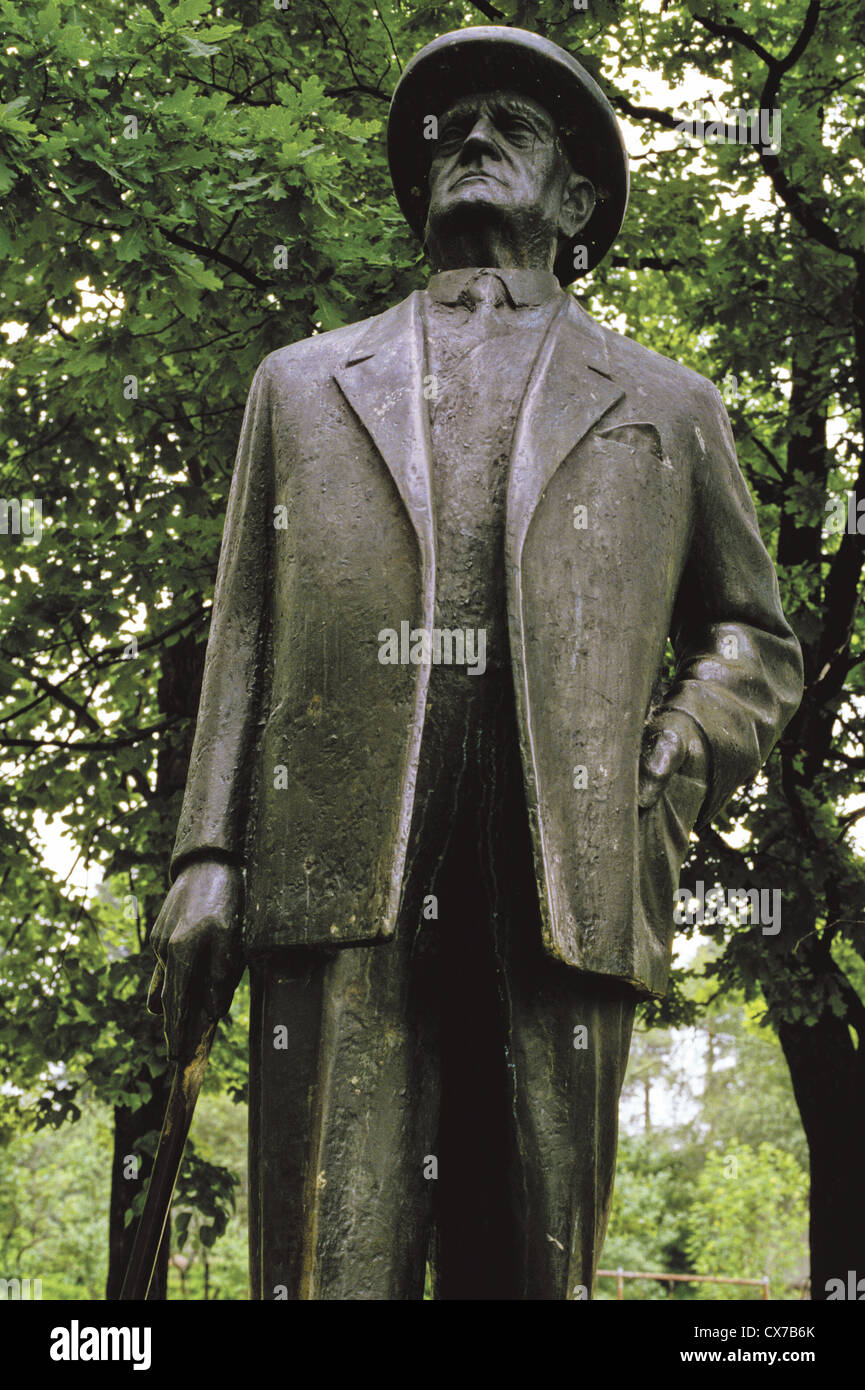 A 1964 statue of Finnish composer Jean Sibelius by Erkki Eronen, Jarvenpaa, Finland Stock Photo