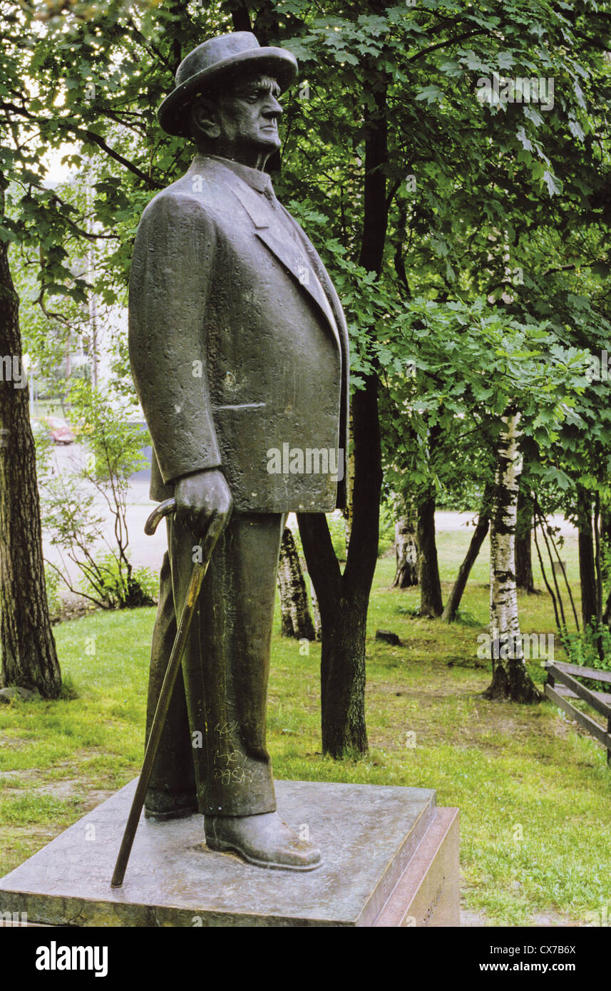 A 1964 statue of Finnish composer Jean Sibelius by Erkki Eronen, Jarvenpaa, Finland Stock Photo