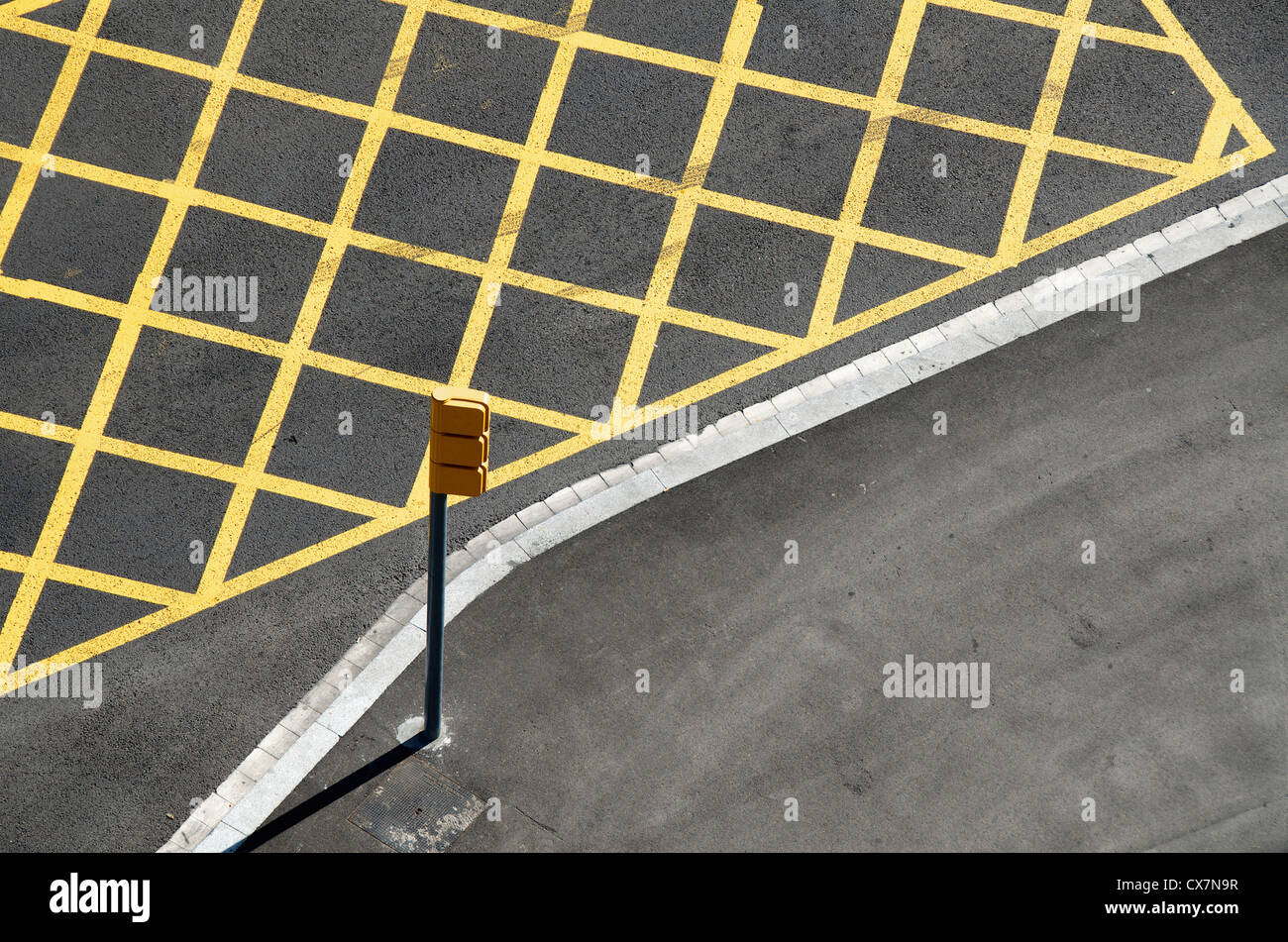 Yellow lines on the street to mark nostopping area near a red light
