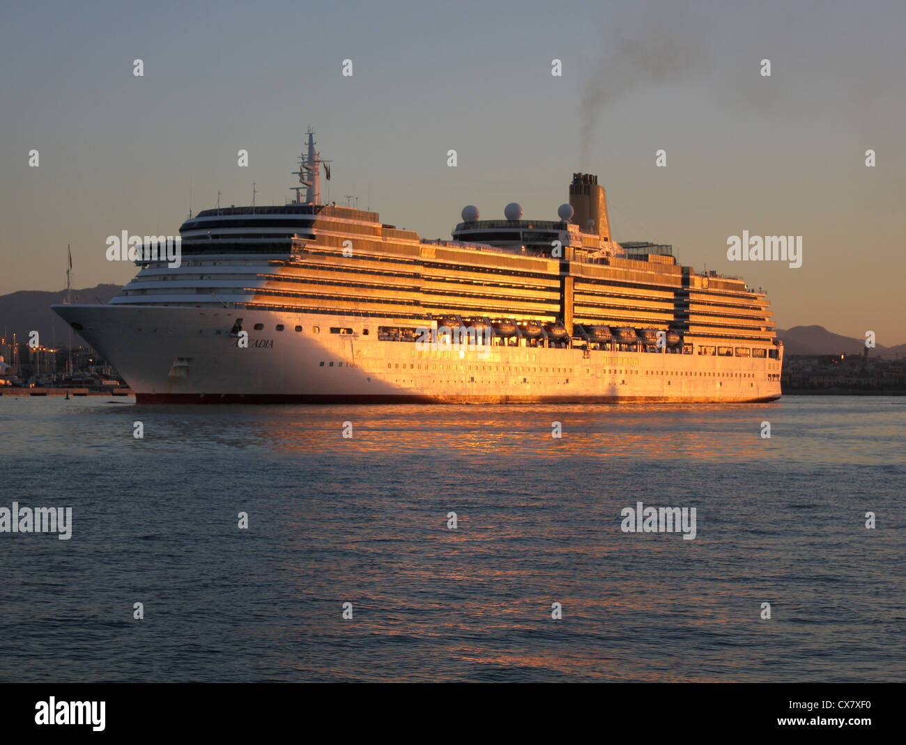 P&O Cruises Cruise Ship 'Arcadia' ( length 285 mts) - arriving in port at early morning - Port of Palma de Mallorca, Balearic Is Stock Photo