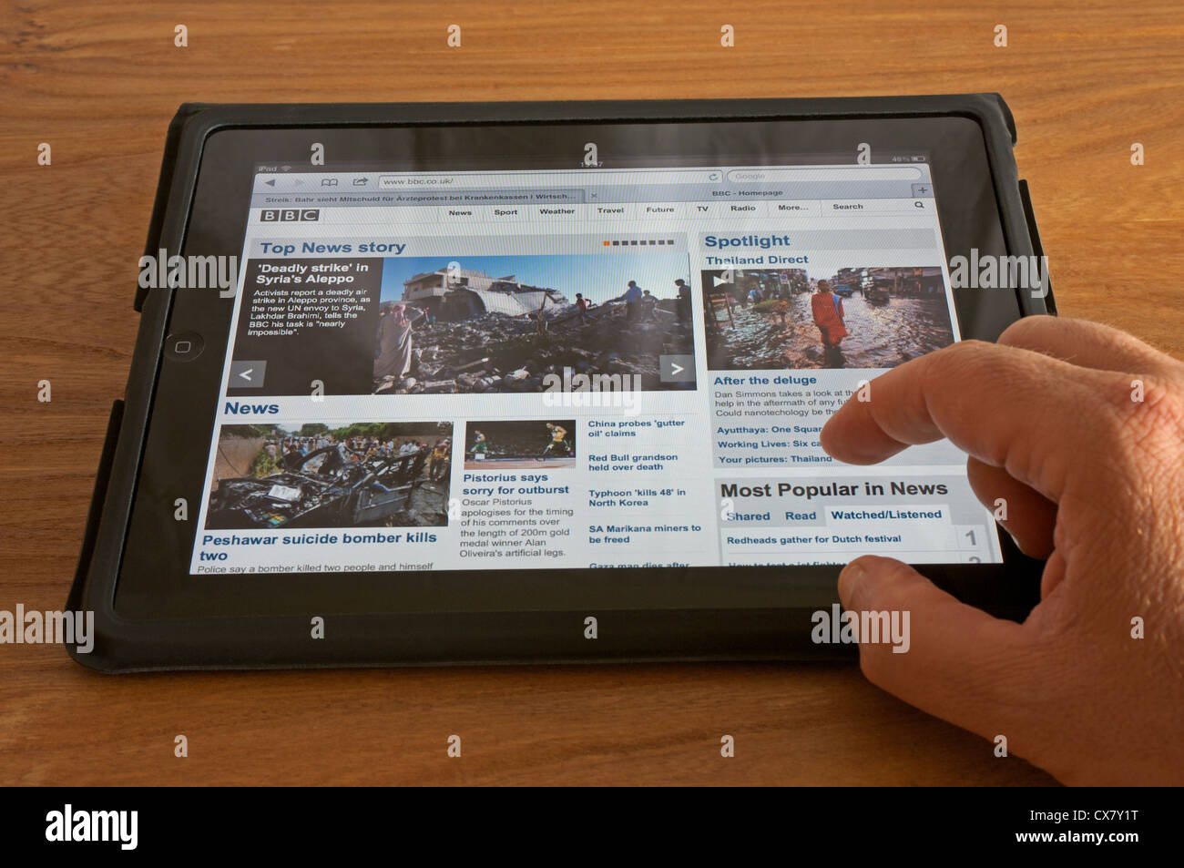 Tablet computer displaying the BBC News homepage Stock Photo