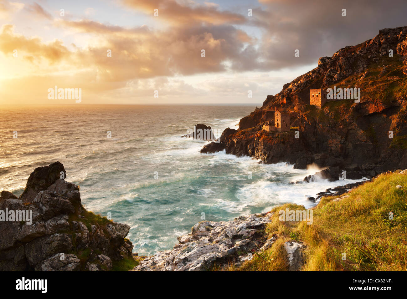 The Crowns engine houses, Botallack. Precariously situated just above the Atlantic ocean upon the rugged cliffs. Stock Photo