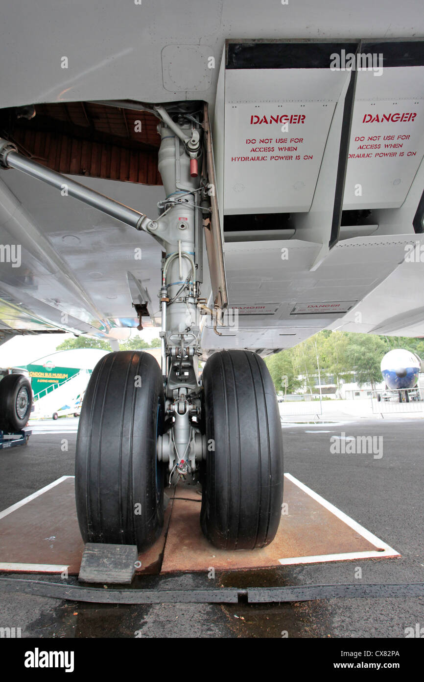 Concorde landing hi-res stock photography and images - Alamy