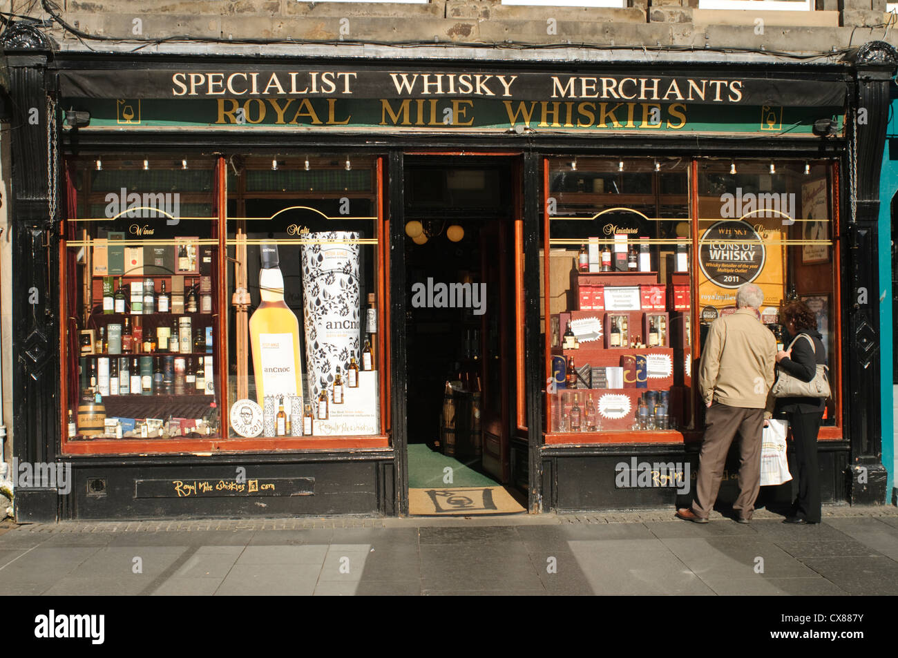 Whisky shop the on the Royal Mile, Edinburgh, Scotland. Stock Photo