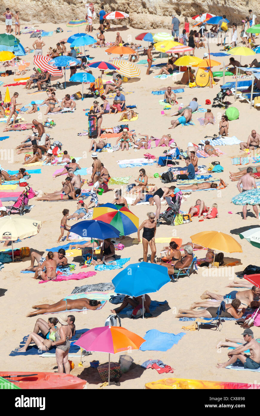 Crowded algarve beach hi-res stock photography and images - Alamy