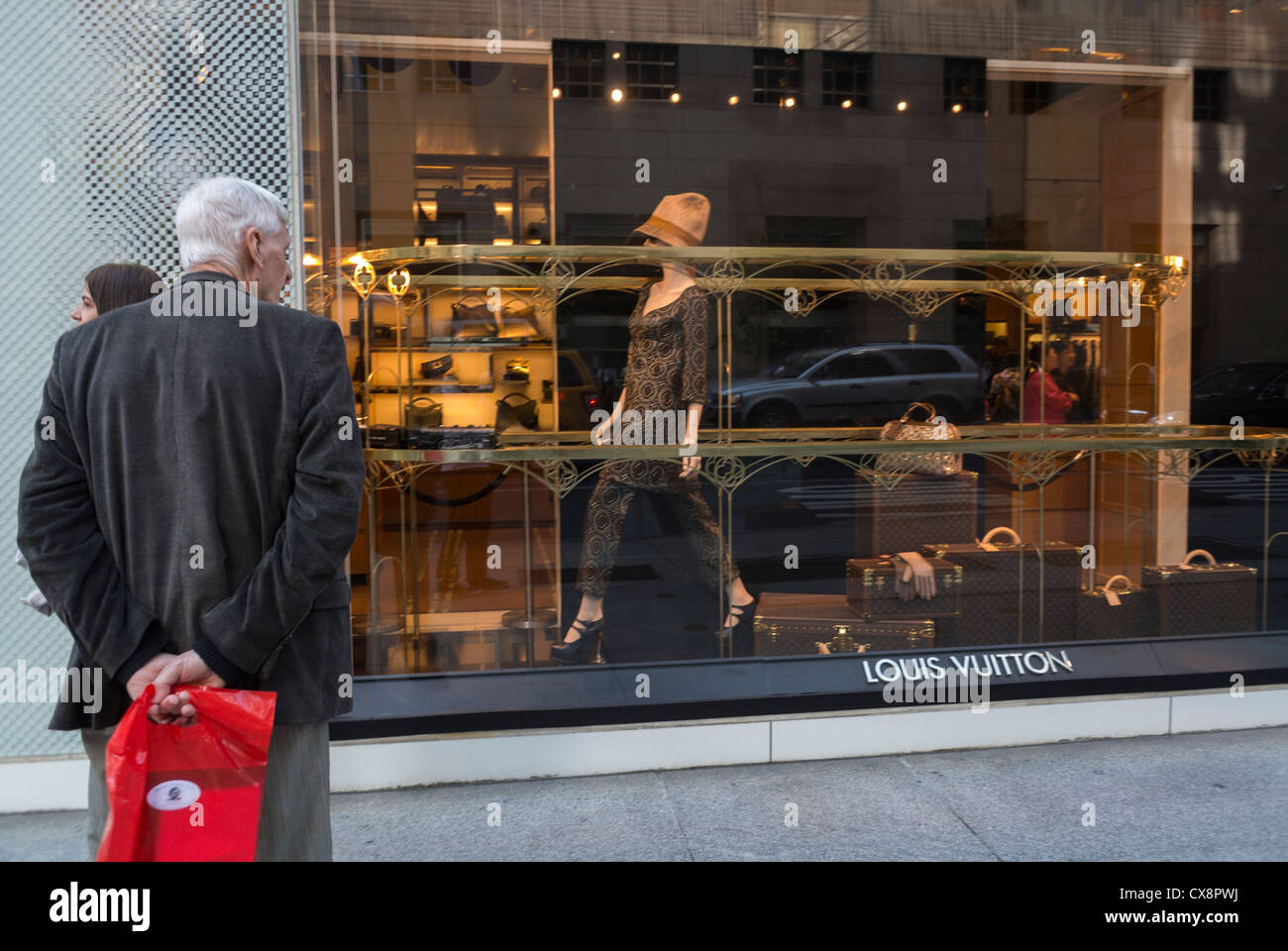 Milan, Italy - September 24, 2017: Louis Vuitton store in Milan. Fashion  week Louis Vuitton shopping – Stock Editorial Photo © Casimiro_PT #170054754