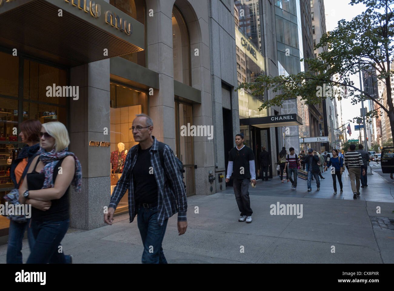 New York, NY, USA, People Shopping, Street Scenes, Luxury Shops, on ...