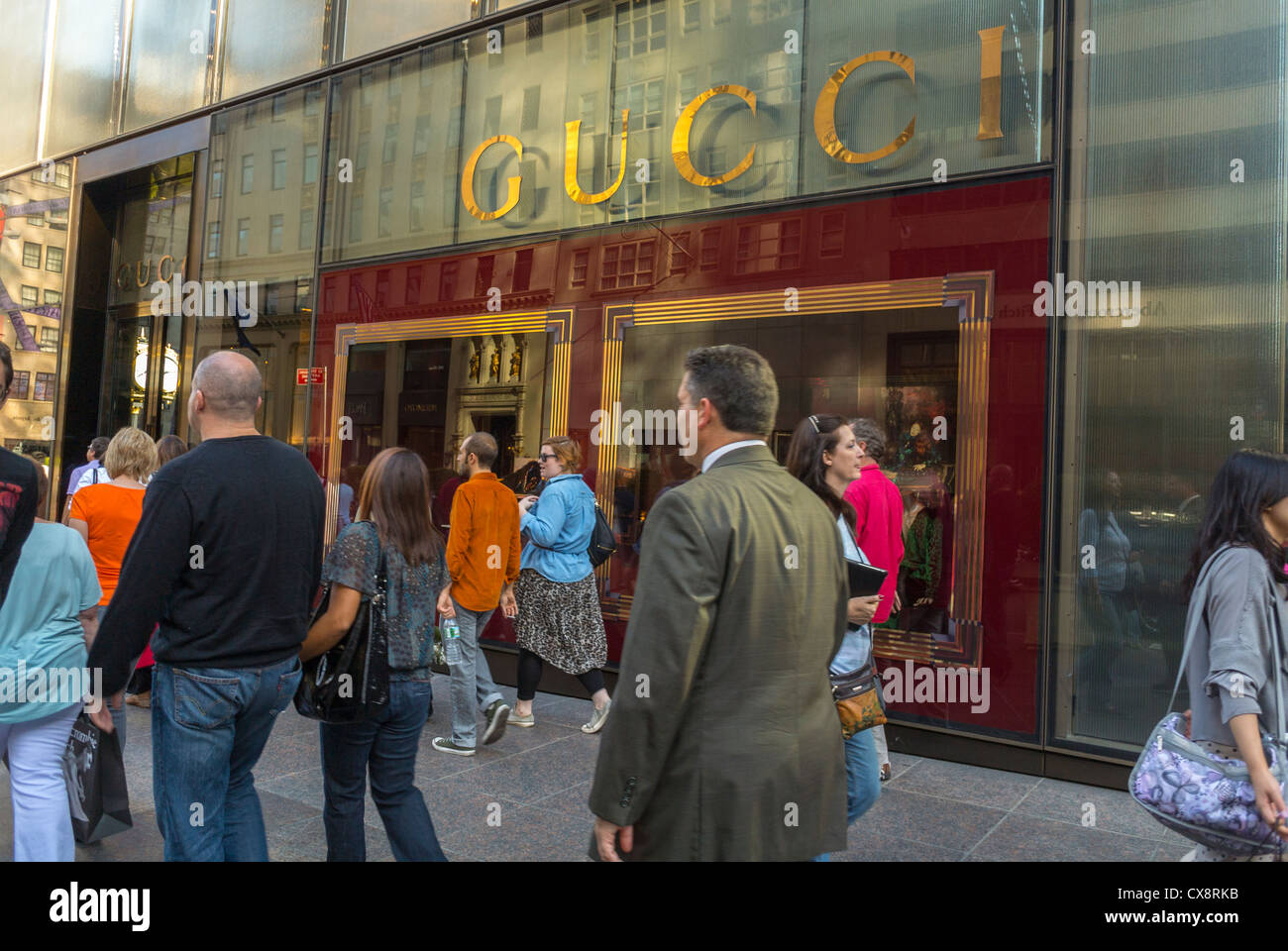 New York, NY, USA, Crowd People Shopping, Street Scenes, Luxury Fashion Brands, Shops, Gucci, on Fifth Avenue, Manhattan , Shop Front, mode labels, urban walking, shopping luxe new york Stock Photo