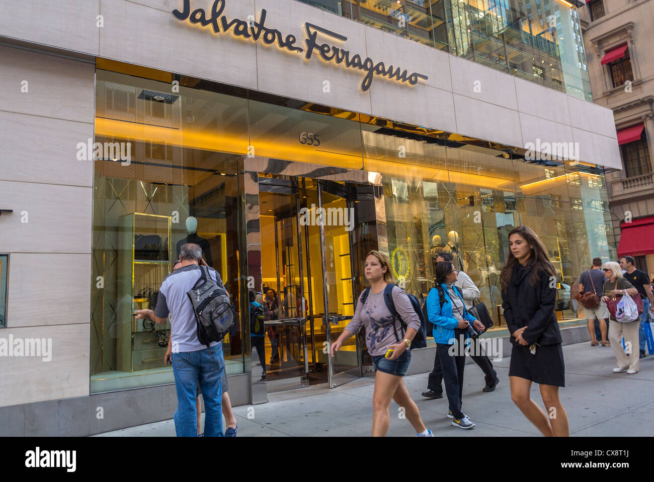 New York, NY, USA, People Shopping, Street Scenes, Luxury Shop Front  WIndow, "Salvatore Ferragamo", on Fifth Avenue, Manhattan Stock Photo -  Alamy