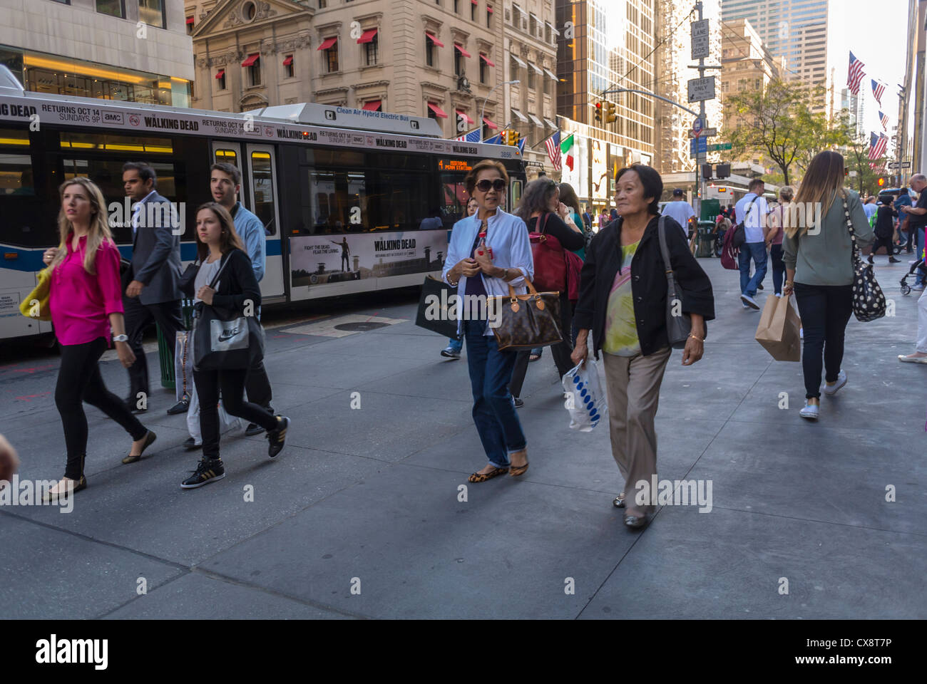 New York, NY, USA, Crowd of People Walking on Sidewalk, Shopping, Street Scenes, on Fifth Avenue, Manhattan , Stock Photo