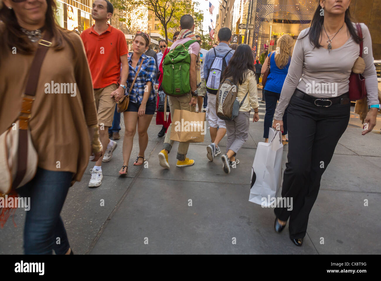 New York City, NY, USA, Crowd of People Clothes Shopping, Street Scenes
