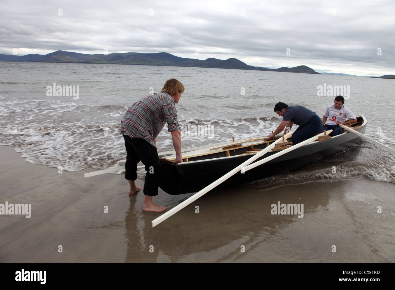 Launching the curragh built by artist Mark Redden for the Cill Rialaig Artists Retreat 21th Anniversary Celebrations Stock Photo