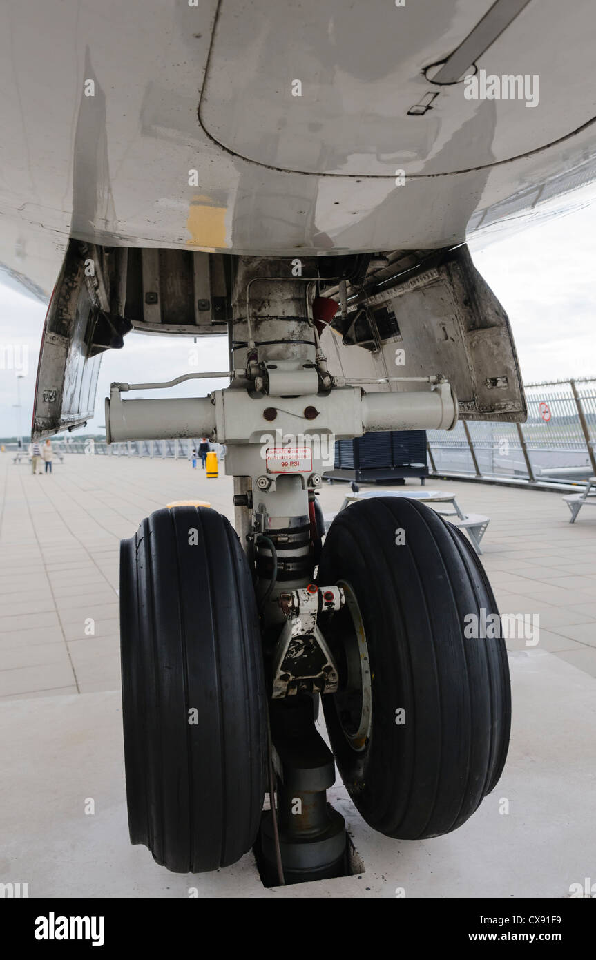 Rear landing gear of a KLM Fokker 100 - Stock Image