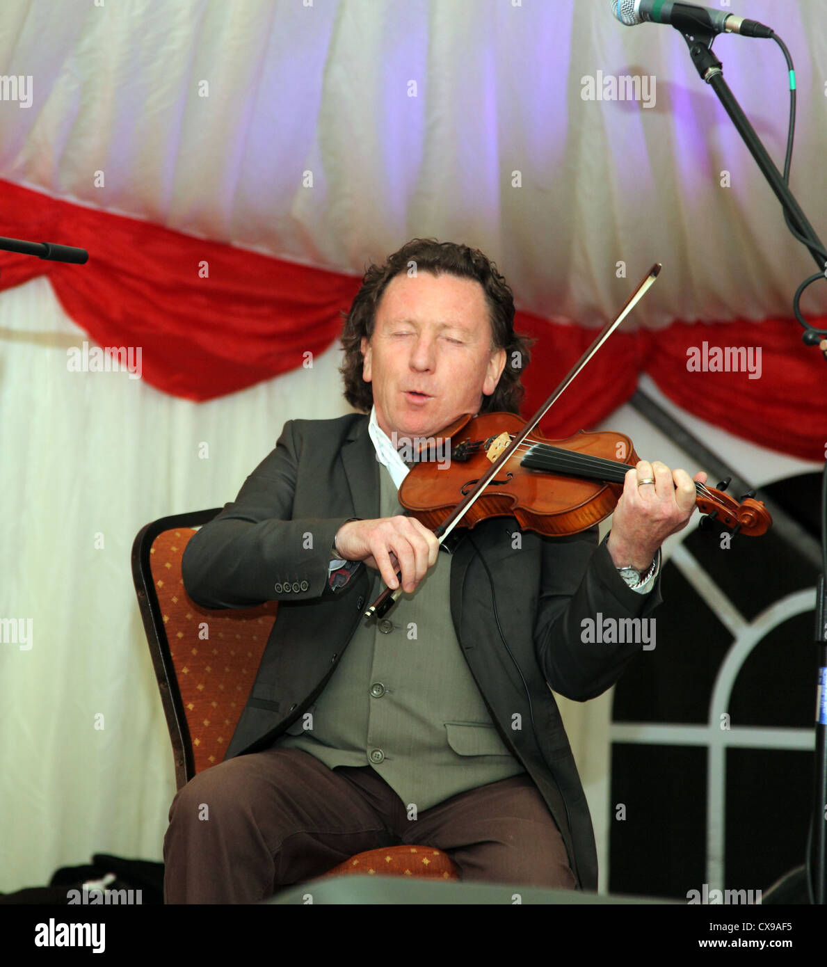 Frankie Gavi traditional Irish fiddle player at Cill Rialaig Artists Retreat 21st Anniversary celebrations Stock Photo