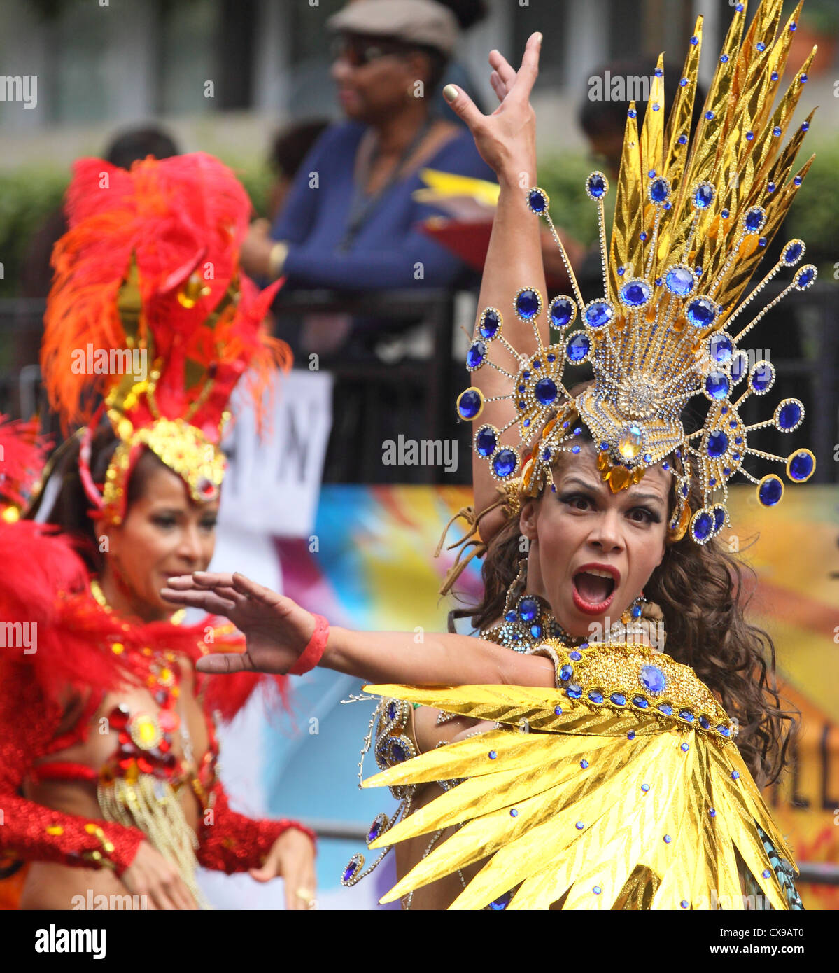Notting hill carnival headdress hi-res stock photography and images - Alamy