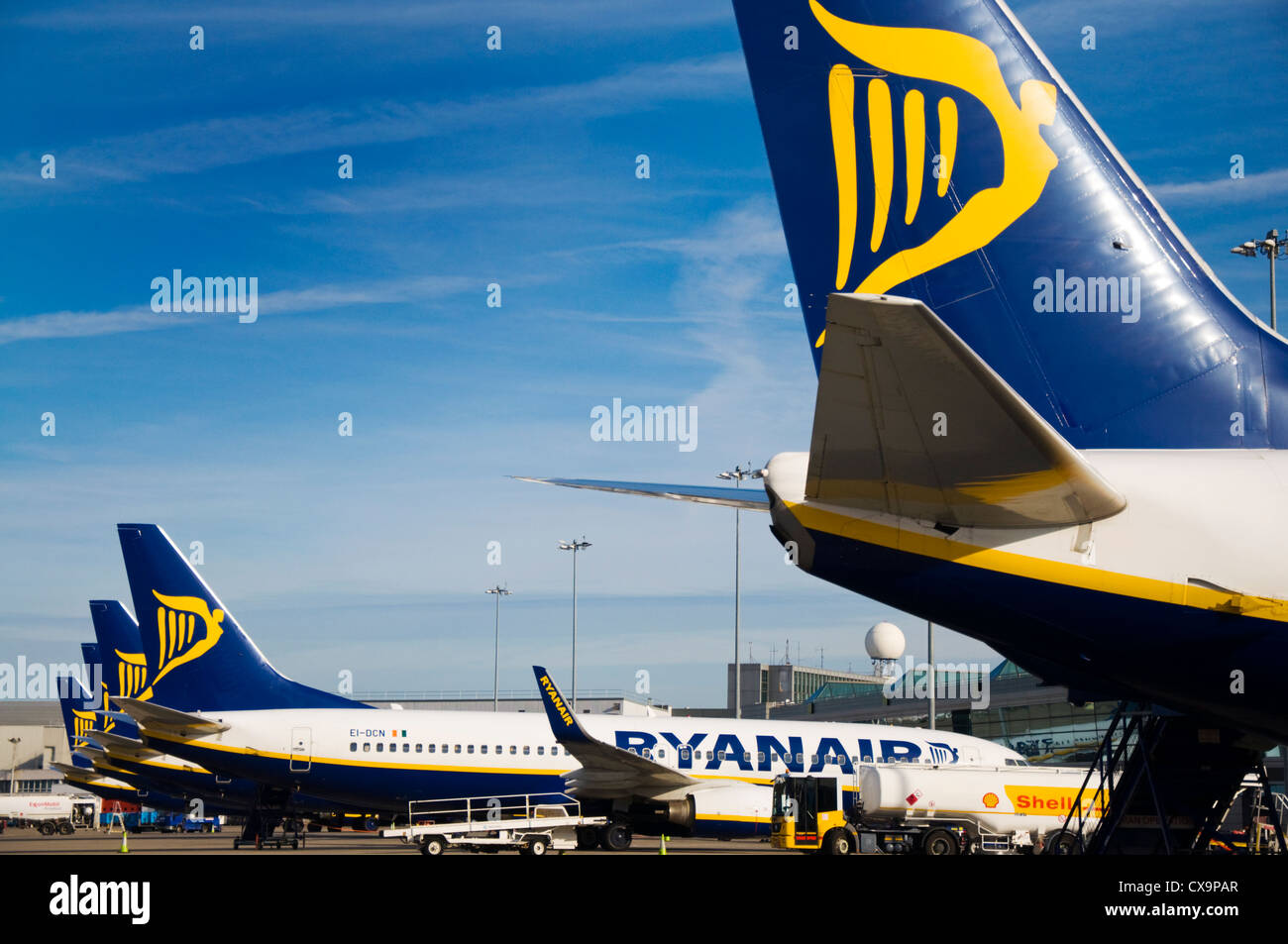 Ryanair aircraft on the stand with Shell fuel truck Stock Photo Alamy